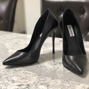 Steve Madden Daisie Black Leather Pump